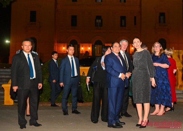 Thủ tướng Jacinda Ardern thưởng thức bưởi Diễn, thăm Nhà sàn Bác Hồ cùng Thủ tướng Phạm Minh Chính -0