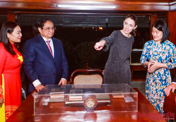 Thủ tướng Jacinda Ardern thưởng thức bưởi Diễn, thăm Nhà sàn Bác Hồ cùng Thủ tướng Phạm Minh Chính -1