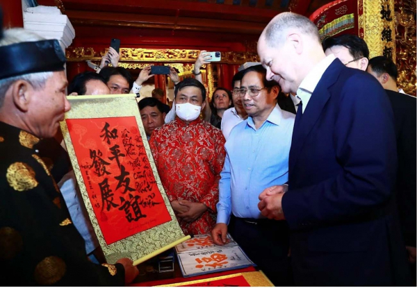 German chancellor Olaf Scholz takes night walk around Hanoi lake -0