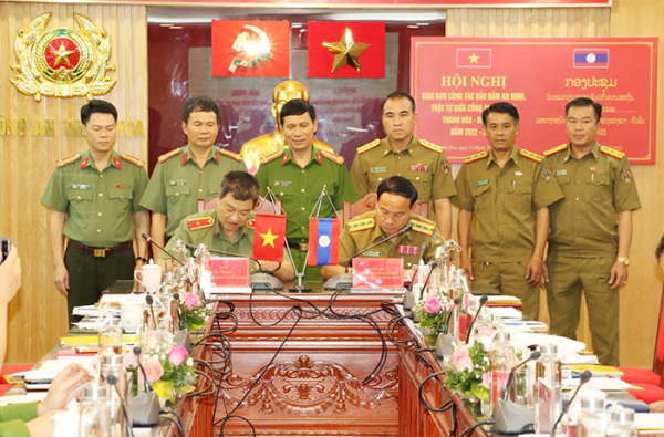 Thanh Hoa police department signs cooperation deal with Lao counterpart  -0