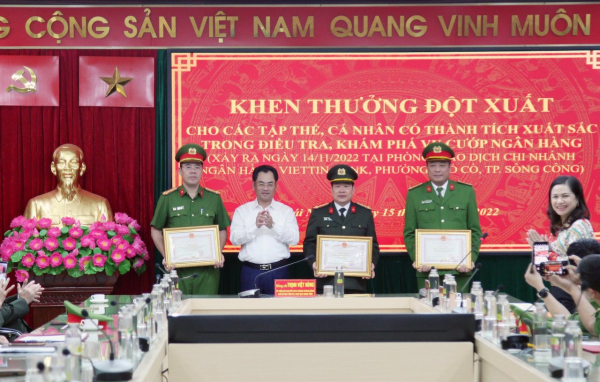 Chủ tịch UBND tỉnh Thái Nguyên khen thưởng 3 tập thể, 10 cá nhân khám phá vụ cướp ngân hàng -0