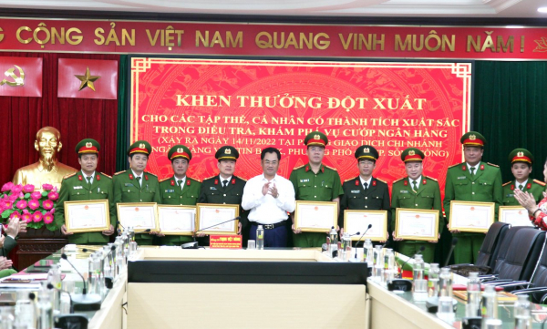 Chủ tịch UBND tỉnh Thái Nguyên khen thưởng 3 tập thể, 10 cá nhân khám phá vụ cướp ngân hàng -0