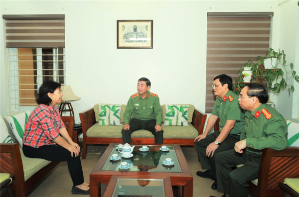 Thứ trưởng Trần Quốc Tỏ thăm gia đình cố lãnh đạo Bộ Công an -0