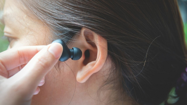 1 tỷ người có nguy cơ mất thính giác vì nghe nhạc quá to  -0