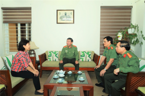 Leaders of the Ministry of Public Security visit senior teachers on Vietnam Teachers' Day -0