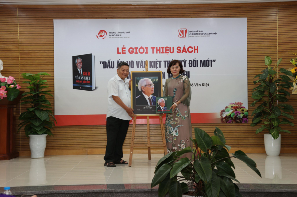 Tiếp nhận tài liệu và ra mắt sách về Thủ tướng Võ Văn Kiệt -0