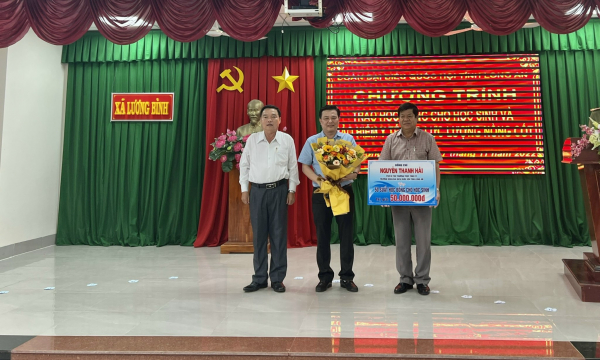 Đoàn đại biểu Quốc hội tỉnh Long An trao học bổng cho học sinh ở Bến Lức, Long An -1