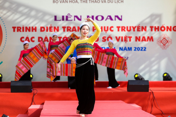 Chiêm ngưỡng trang phục truyền thống của các dân tộc Việt Nam -3
