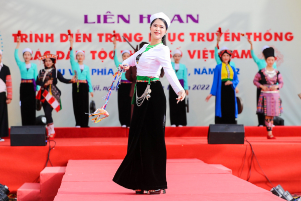 Chiêm ngưỡng trang phục truyền thống của các dân tộc Việt Nam -1