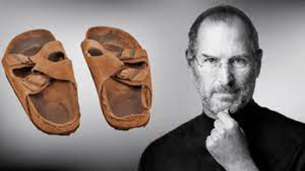 Bán đấu giá đôi dép cũ của Steve Jobs -0