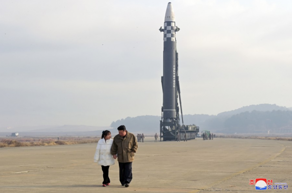 Ông Kim Jong-un cùng con gái thị sát vụ phóng tên lửa đạn đạo -0