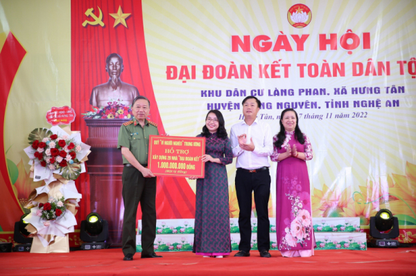 Minister To Lam attends the Great National Unity Festival in Nghe An province -0