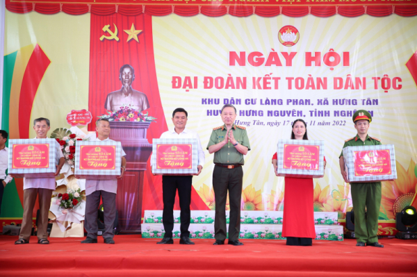 Minister To Lam attends the Great National Unity Festival in Nghe An province -0