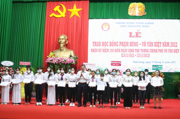 Trao học bổng Phạm Hùng - Võ Văn Kiệt cho học sinh, sinh viên -0