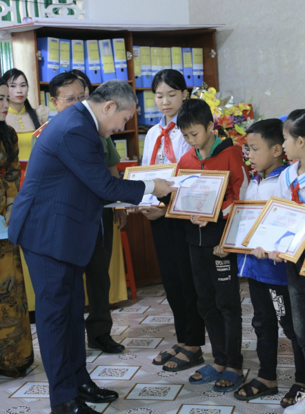 Nhân kỷ niệm 40 năm Ngày Nhà giáo Việt Nam: Lan tỏa yêu thương, thúc đẩy tương lai -0
