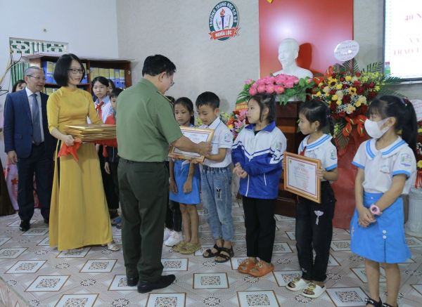 Nhân kỷ niệm 40 năm Ngày Nhà giáo Việt Nam: Lan tỏa yêu thương, thúc đẩy tương lai -0