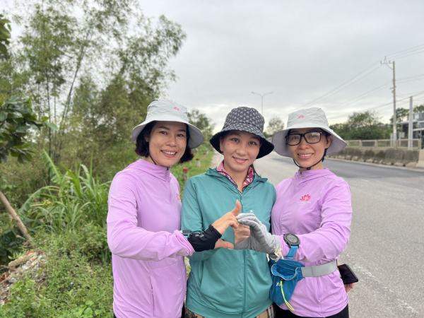 Hai người phụ nữ đi bộ xuyên Việt gây quỹ cho trẻ em mồ côi -0