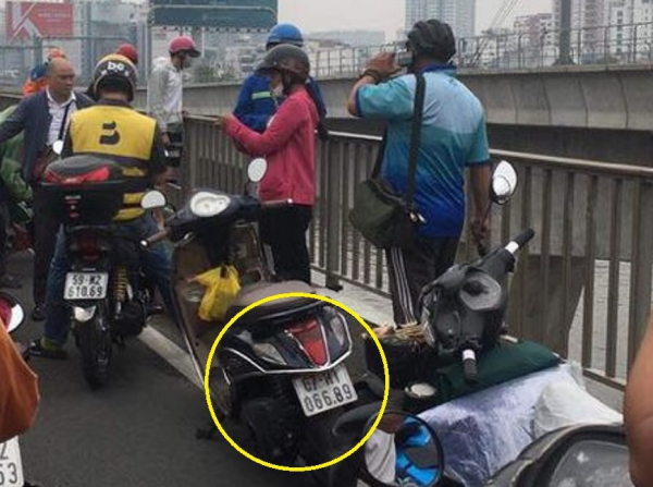 Người phụ nữ bỏ lại xe tay ga trên cầu Sài Gòn nhảy sông mất tích -0