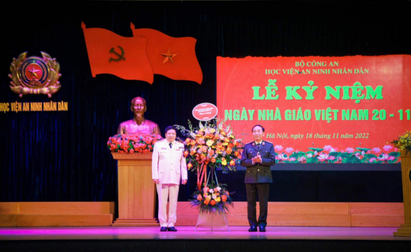 Deputy Minister Tran Quoc To congratulates public security teachers on Vietnamese Teachers' Day -0