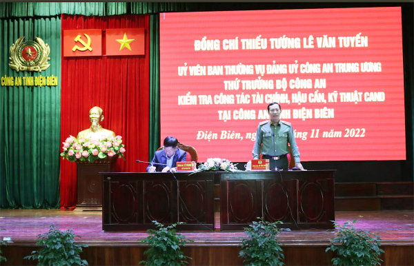 Thiếu tướng Lê Văn Tuyến làm việc với Công an tỉnh Điện Biên -1