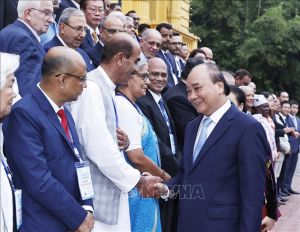 Chủ tịch nước Nguyễn Xuân Phúc tiếp đại biểu dự Đại hội 22 Hội đồng Hòa bình Thế giới -1