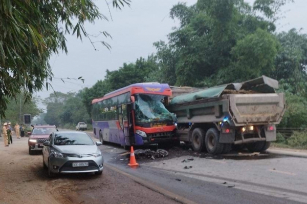 Tai nạn giao thông liên hoàn khiến 2 người tử vong -0