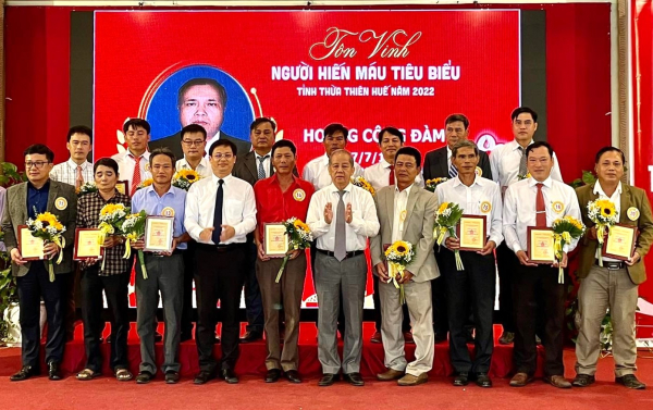 Thừa Thiên-Huế tôn vinh 100 người hiến máu tình nguyện tiêu biểu -0