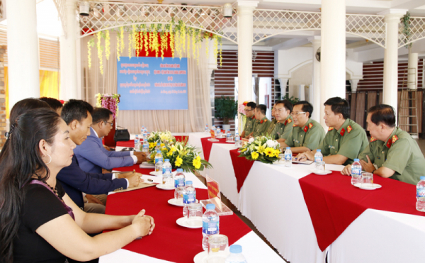 An Giang police promote ties with Khmer-Vietnam Association chapters in Cambodia  -0