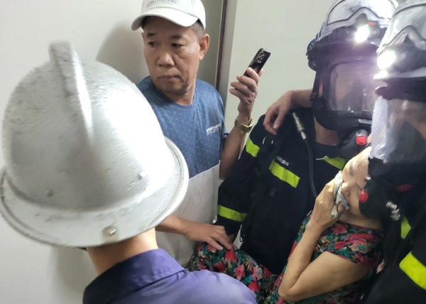 Hai phụ nữ thoát nạn nhờ sự dũng cảm của các chiến sỹ Cảnh sát PCCC -1