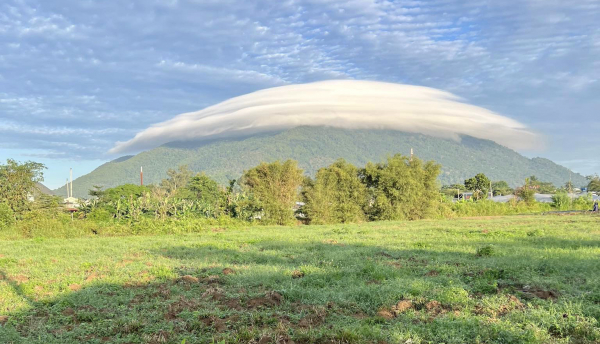 Mây thấu kính xuất hiện trên núi Chứa Chan -0
