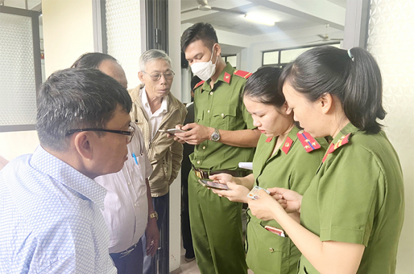 Công an Thừa Thiên-Huế đẩy nhanh tiến độ cấp tài khoản định danh điện tử -0