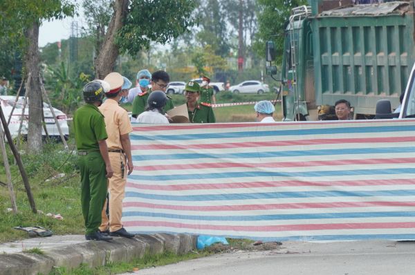 Thăm hỏi, hỗ trợ gia đình thai phụ và 2 con gái tử vong sau vụ tai nạn -0