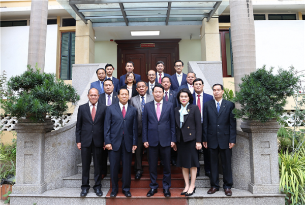 Deputy Minister Le Quoc Hung receives Lao police alumni delegation -0
