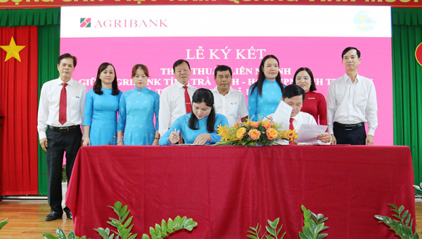 Agribank Trà Vinh ký kết thỏa thuận và trao 2 tỷ đồng an sinh xã hội năm 2022 -0