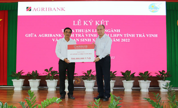 Agribank Trà Vinh ký kết thỏa thuận và trao 2 tỷ đồng an sinh xã hội năm 2022 -0