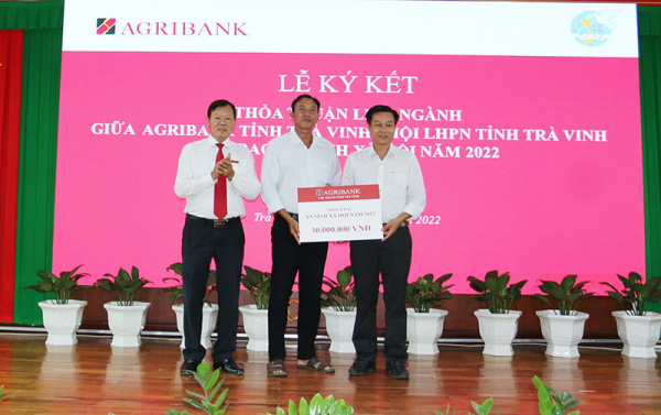 Agribank Trà Vinh ký kết thỏa thuận và trao 2 tỷ đồng an sinh xã hội năm 2022 -0