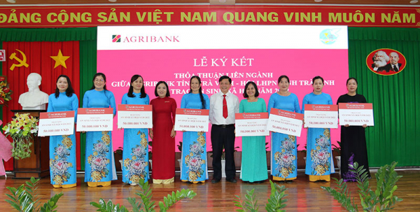 Agribank Trà Vinh ký kết thỏa thuận và trao 2 tỷ đồng an sinh xã hội năm 2022 -1