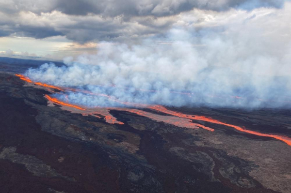 Núi lửa lớn nhất thế giới phun trào trở lại sau gần 40 năm ngủ yên -0