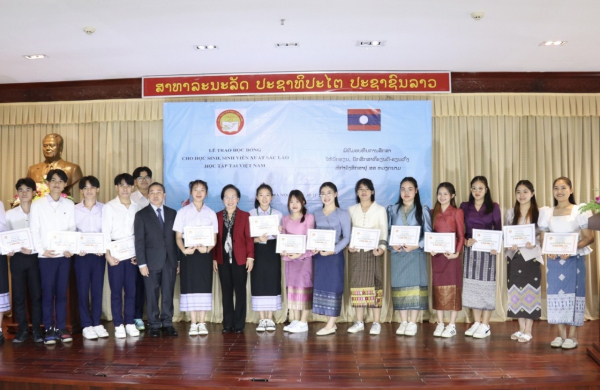 200 scholarships presented to Lao students in Vietnam -0