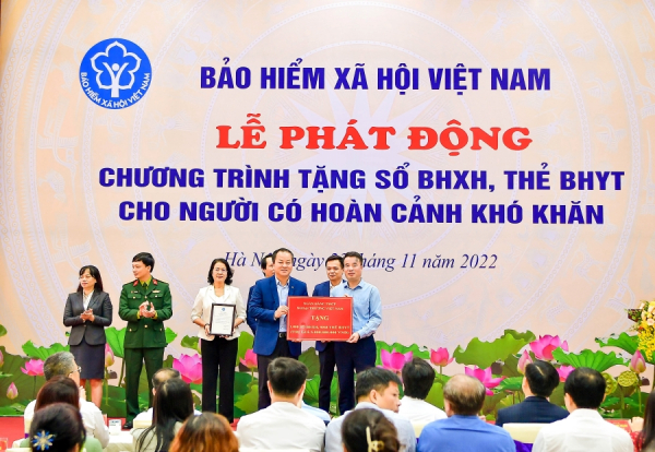 Vietcombank tặng sổ bảo hiểm xã hội, thẻ bảo hiểm y tế trị giá 5 tỷ đồng cho người có hoàn cảnh khó khăn -0