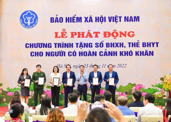 Vietcombank tặng sổ bảo hiểm xã hội, thẻ bảo hiểm y tế trị giá 5 tỷ đồng cho người có hoàn cảnh khó khăn -0