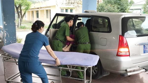 Công an thị xã Đức Phổ kịp thời đưa người phụ nữ bị nạn đi cấp cứu -0