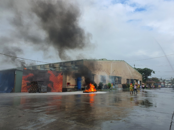 Đà Nẵng: Chữa cháy ứng biến nhanh và an toàn công tác cứu hộ khi các Khu công nghiệp xảy ra cháy lớn  -1