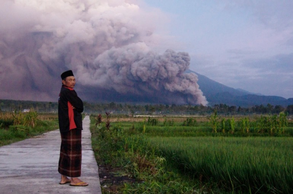 Núi lửa cao nhất Java phun trào, Indonesia đưa ra mức cảnh báo cao nhất  -0