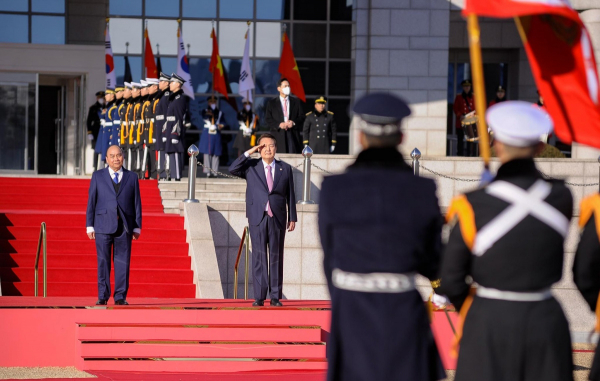 Tổng thống Hàn Quốc đón Chủ tịch nước Nguyễn Xuân Phúc theo nghi thức cao nhất -0