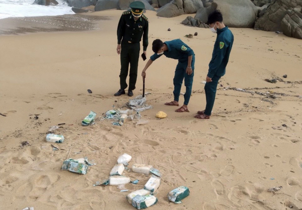 Quảng Ngãi phát hiện khoảng 20kg nghi ma túy trôi dạt vào bờ biển -0
