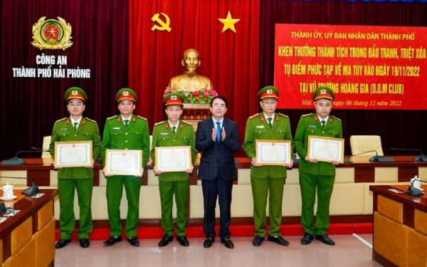 Khen thưởng lực lượng tham gia triệt phá tụ điểm ma túy tại vũ trường lớn nhất Hải Phòng -0