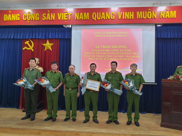Khen thưởng các đơn vị khám phá nhanh 2 vụ án giết người -0