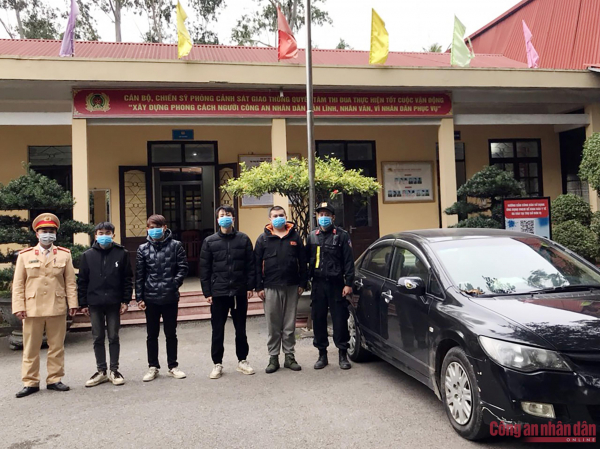 CSGT chặn ôtô chở 4 người nước ngoài nhập cảnh trái phép vào Việt Nam -0