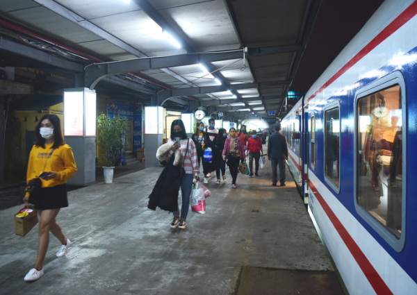 Nhu cầu khách tăng, đường sắt lại tăng thêm nhiều tàu Sài Gòn - Hà Nội dịp Tết -0